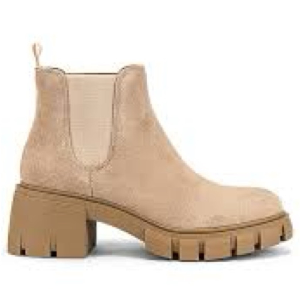 Howler Boot in Sand Suede
STEVE MADDEN